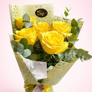 Buchet 5 trandafiri galbeni și  eucalipt