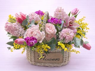 Coș Floral Grand Spring – Orhidee & Mimosa Premium