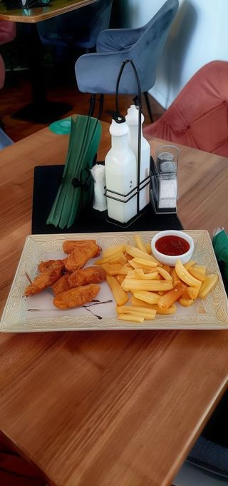 Aripioare picante cu cartofi prajiti