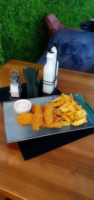 Crispy strips (5buc) cu cartofi prajiti