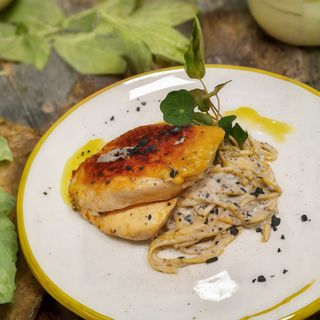 Pui BIO cu paste si sos de trufe