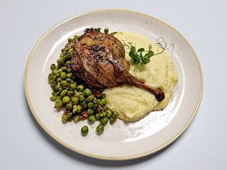 Pulpa de rata cu piure, sote de mazare cu bacon crispy
