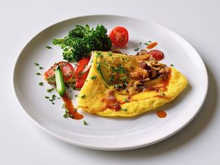 Omletă cu bacon, ciuperci și telemea