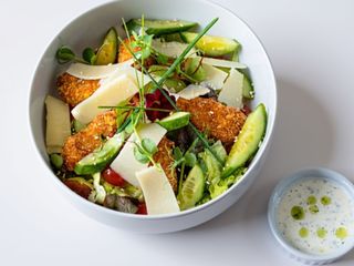 Salată cu piept de pui crocant