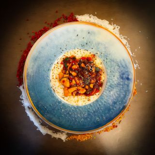 Piept de pui picant cu legume și sos teriyaki, cu orez prăjit