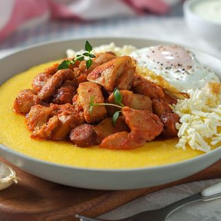 Tochitură de pui in sos fin de usturoi