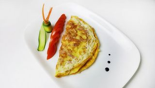 Omletă cu șuncă și cașcaval