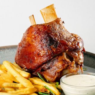 Ciolan de porc cu cartofi cu rozmarin si usturoi si mujdei