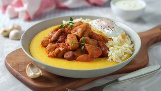 Tochitură de pui in sos fin de usturoi