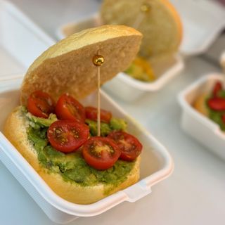 Avocado toast cu roșii