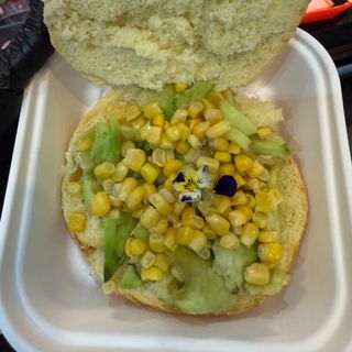 Avocado toast cu porumb