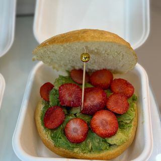 Avocado toast și căpșuni proaspete