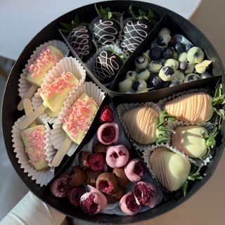 Cutie mix de fructe în ciocolată