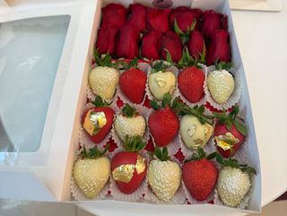 Căpșuni și trandafiri naturali