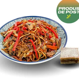 Noodles cu legume si placinta cu mere sau apa 500 ml