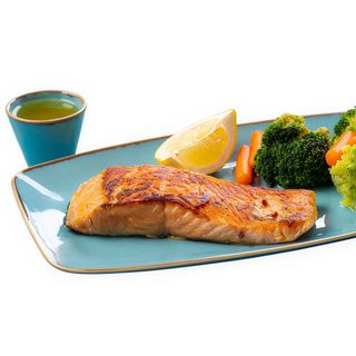 Somon cu broccoli, baby morcov si sos de lamaie 