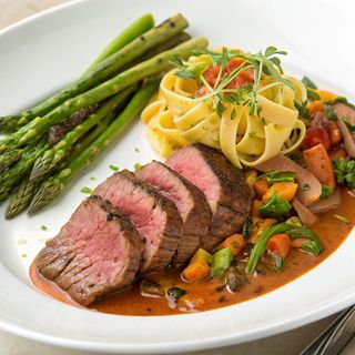 Muschi de vita in sos picant cu tagliatelle de legume si sparanghel