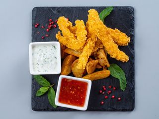 Chicken fingers cu cartofi wedges (de casa) si sos Remoulade