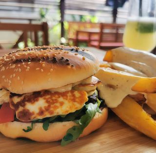 Burger cu branza coapta