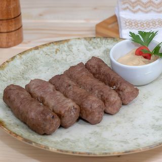 3 mici cu cartofi prajiti rustici si mustar