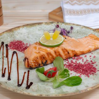 Somon file la gratar cu legume gratinate