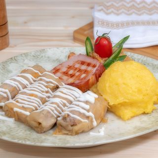 Sarmalute de porc cu afumatura servite cu mamaliguta si smantana