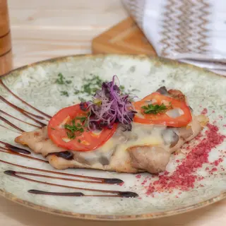 Cotlet de porc gratinat cu ciuperci, rosii si mozzarella