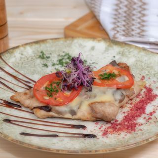 Cotlet de porc gratinat cu ciuperci, rosii si mozzarella