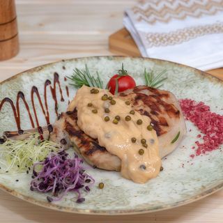 Tomahawk de porc cu sos de piper verde