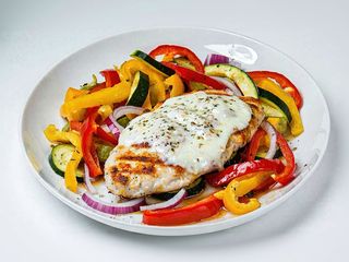 Piept de pui gratinat cu mozzarella si legume la wok