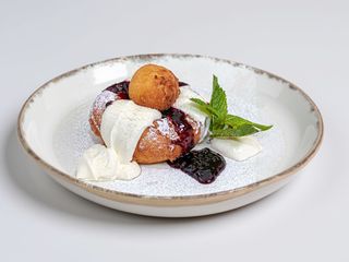 Papanas cu smantana si dulceata