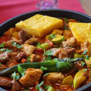 Tigaie picanta(porc/pasare)cu mamaliga