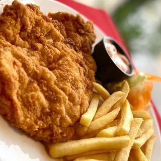 Snitel de pui cu cartofi prajiti si sos de usturoi