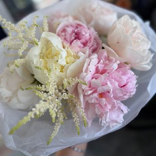 Buchet bujori roz si alb