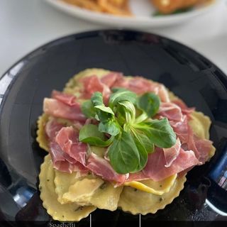 Ravioli cu prosciutto crudo, unt și salvie