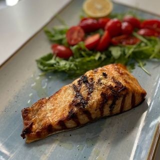 Somon la grătar cu rucola și roșii cherry