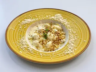 Gnocchi cu sos de gorgonzola și nuci