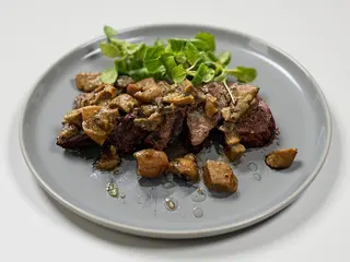 Tagliata de muşchi de vită cu hribi
