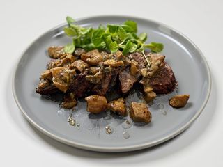 Tagliata de muşchi de vită cu hribi