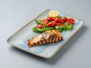 Somon la grătar cu rucola și roșii cherry