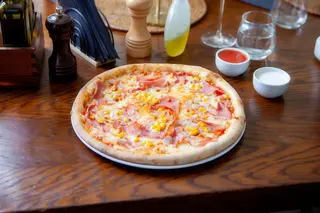 Pizza şuncă şi porumb