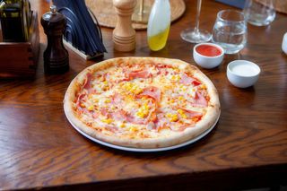 Pizza şuncă şi porumb