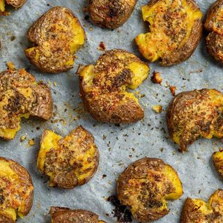 Cartofi zdrobiți cu usturoi și parmezan