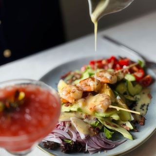 Salată Cobb cu creveți la grătar și dressing de muștar cu miere