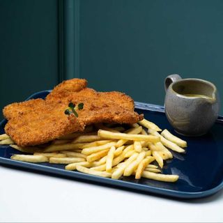 Șnițel de pui cu cartofi prăjiți și sos curry