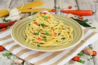 Spaghetti Aglio Olio Peperoncino cu pui