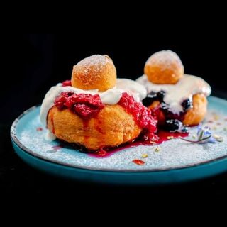 Papanasi cu dulceata de afine si sos de vanilie