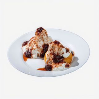 Papanasi cu dulceata de afine si sos de vanilie