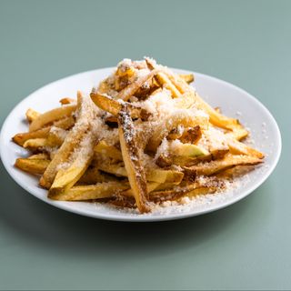 Cartofi proaspeți prăjiți cu parmezan
