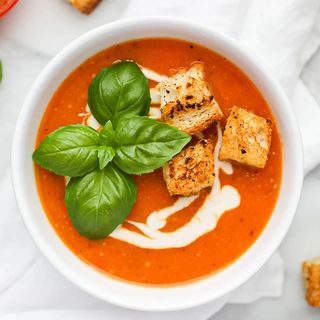 Supa crema de legume , servita cu crutoane